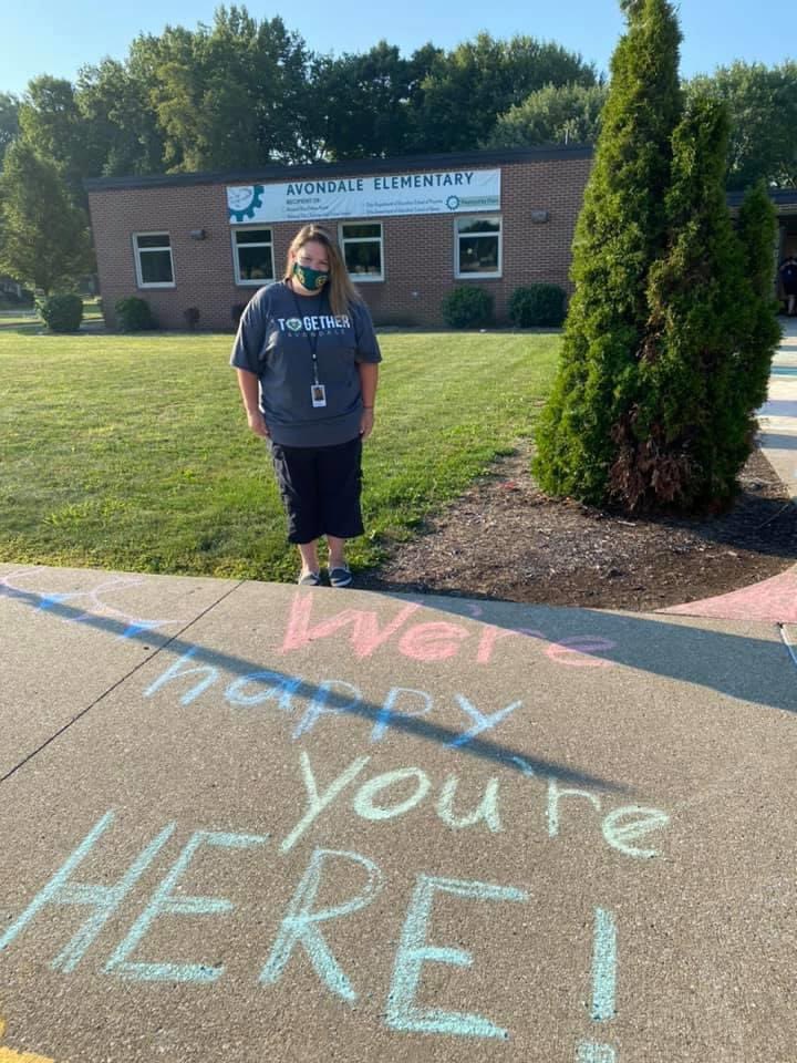PlainLocal's tweet photo. Love this back to school welcome from Avondale Elementary! 💚💛 #PLSFirstDay https://t.co/VFquo6reV6