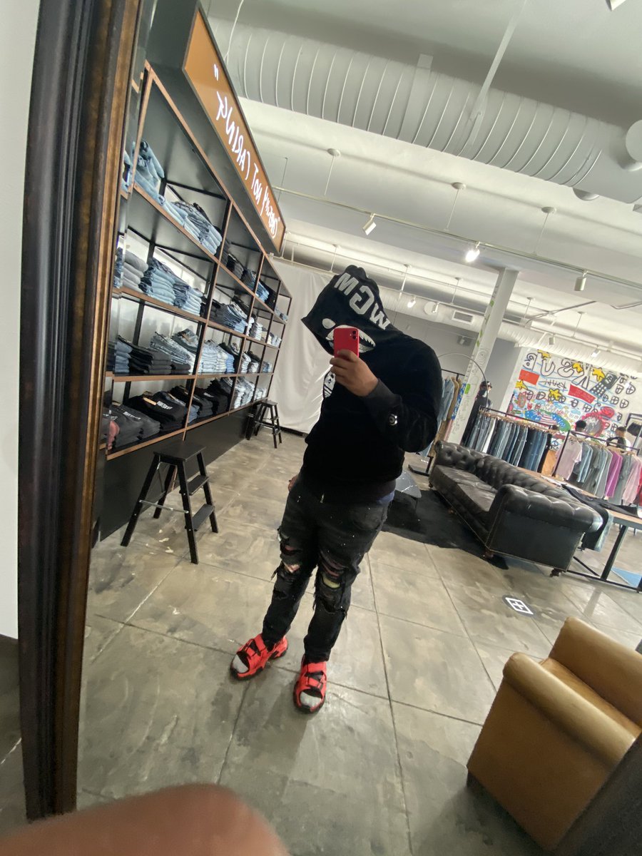 EbkJigga's tweet photo. I be in the store UFC fightin. https://t.co/MNiV1Gzizo