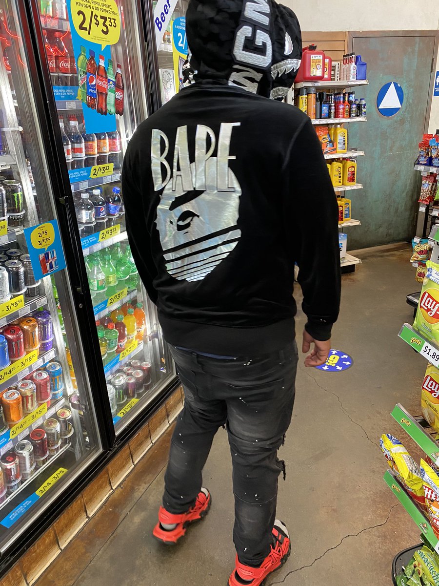 EbkJigga's tweet photo. I be in the store UFC fightin. https://t.co/MNiV1Gzizo
