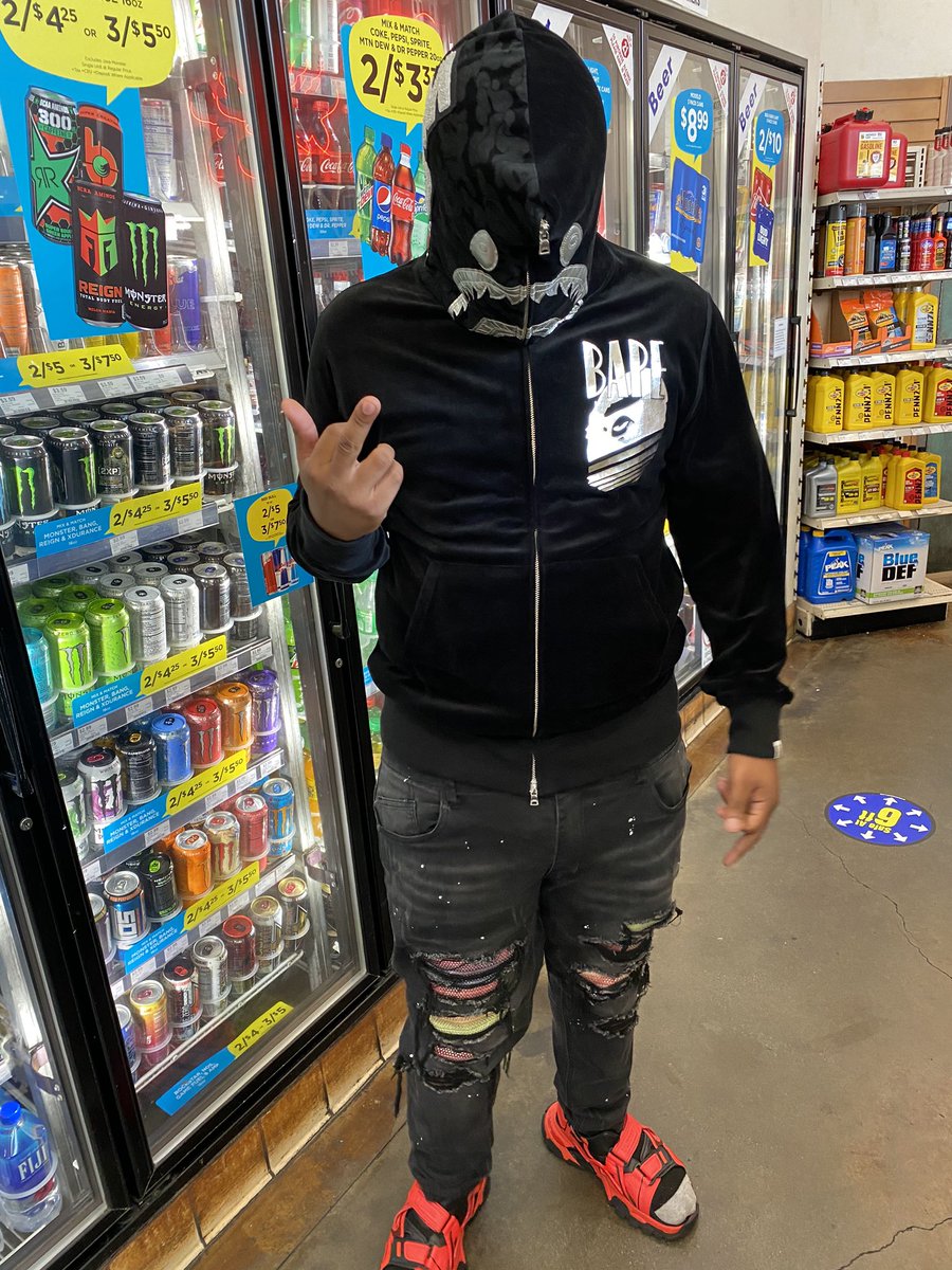 EbkJigga's tweet photo. I be in the store UFC fightin. https://t.co/MNiV1Gzizo