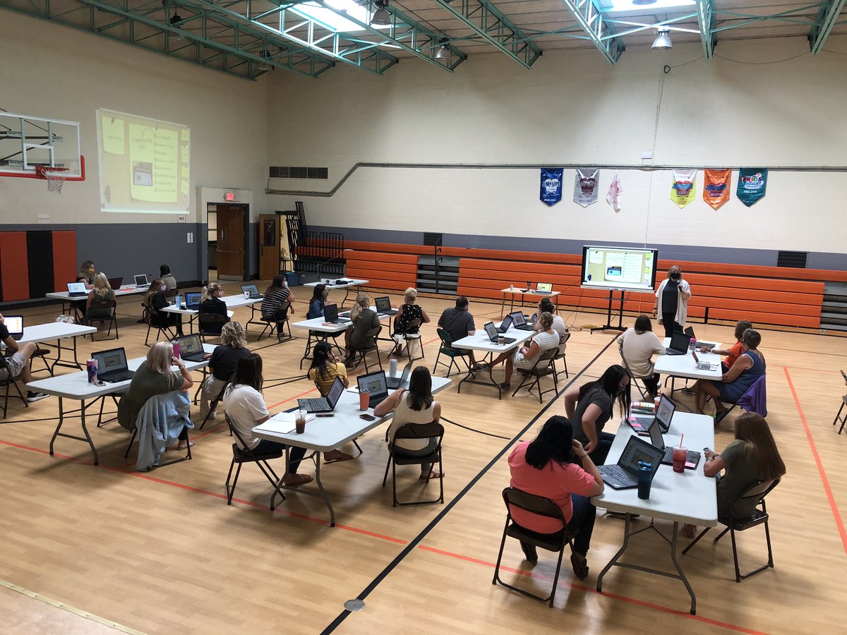 mtwroe53's tweet photo. Thanks to @WGSD52 for having @MrsCford_tweets in to provide some PD on effective remote learning. It was a great day with teachers learning some new strategies and tools to help make the most of #remotelearning. #iledchat #edchat #teachers #roe53pd #roe53 @iarssil https://t.co/qtwaBb30zx