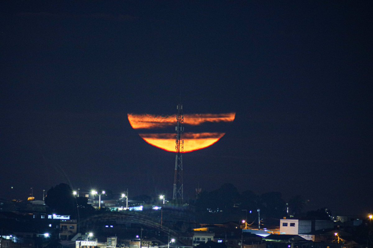 alicyadora's tweet photo. A Lua se pondo hoje ❤️ 

#Recife #olhemalua #Astrophotography #astronomy #astronomia #astrofotografia #moon #lua https://t.co/Wu3sPSjnkh
