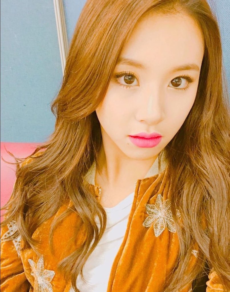 chaefies (chaeyoung selfie’s); a thread