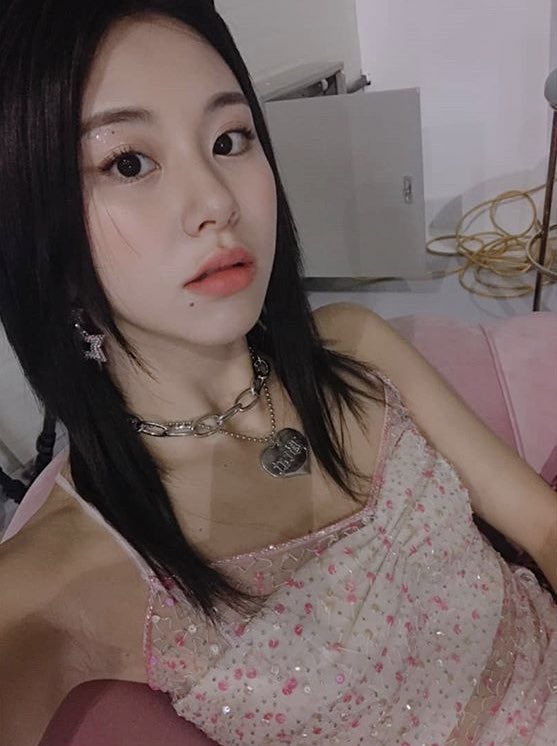 chaefies (chaeyoung selfie’s); a thread