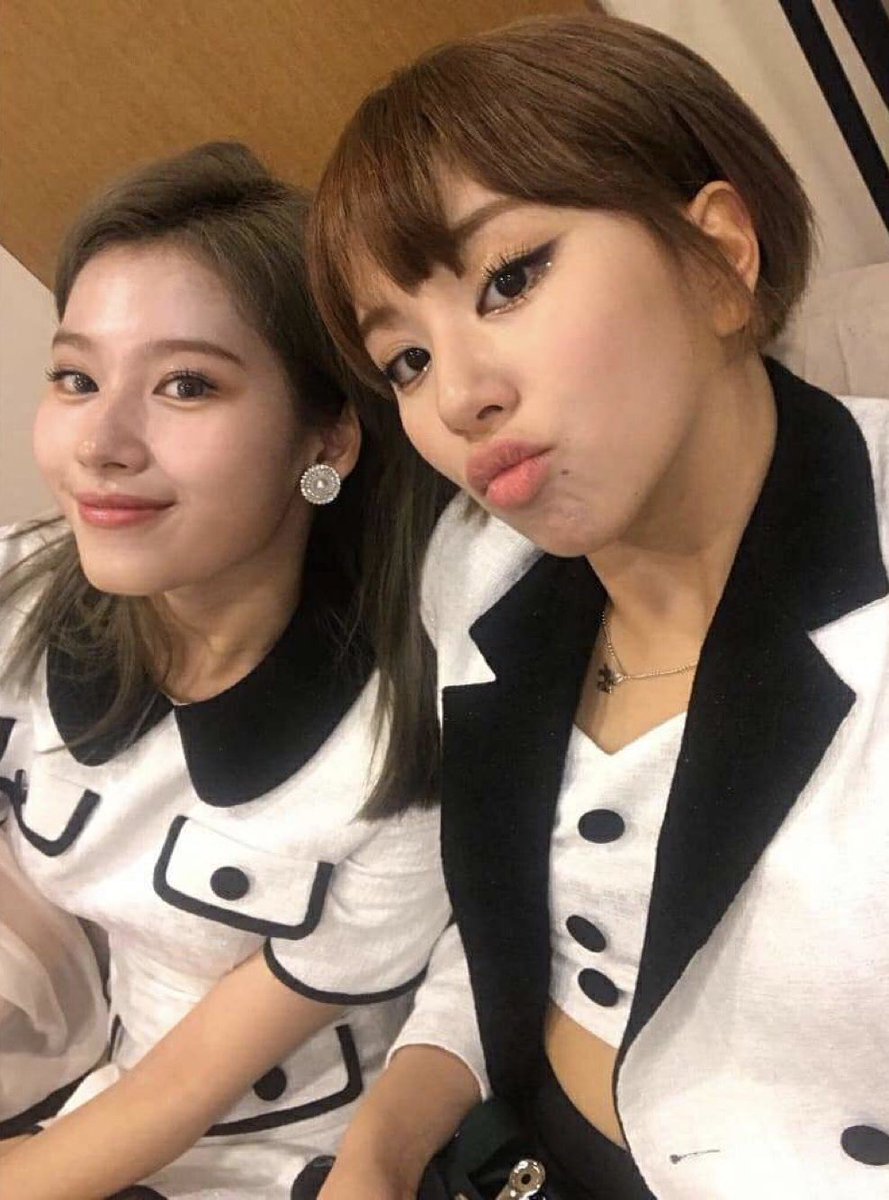 chaefies (chaeyoung selfie’s); a thread