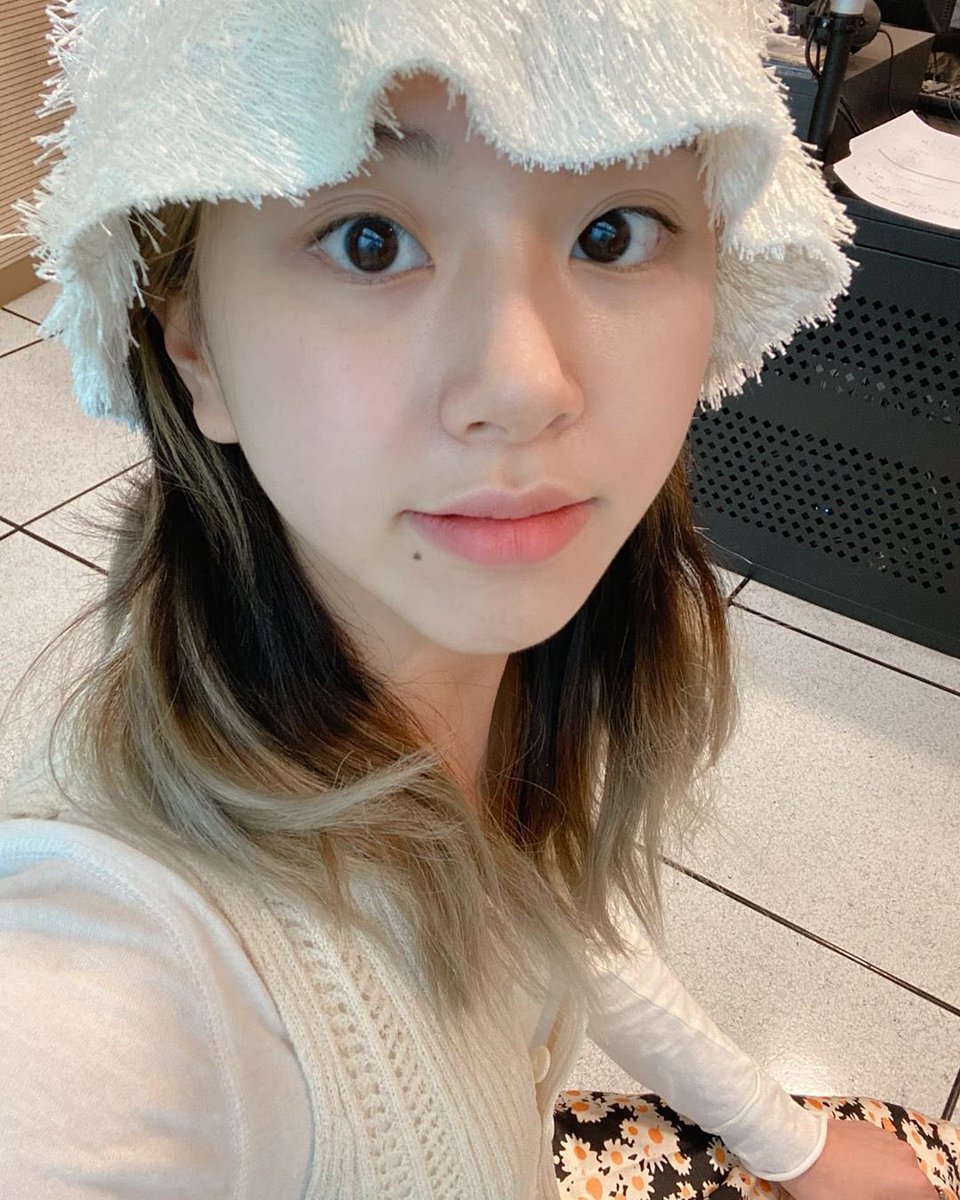 chaefies (chaeyoung selfie’s); a thread