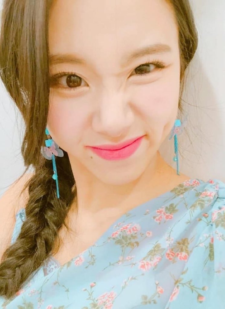 chaefies (chaeyoung selfie’s); a thread