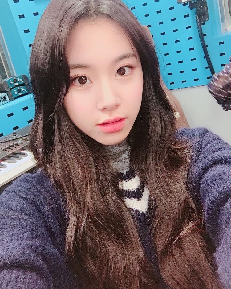 chaefies (chaeyoung selfie’s); a thread