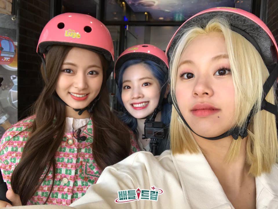 chaefies (chaeyoung selfie’s); a thread