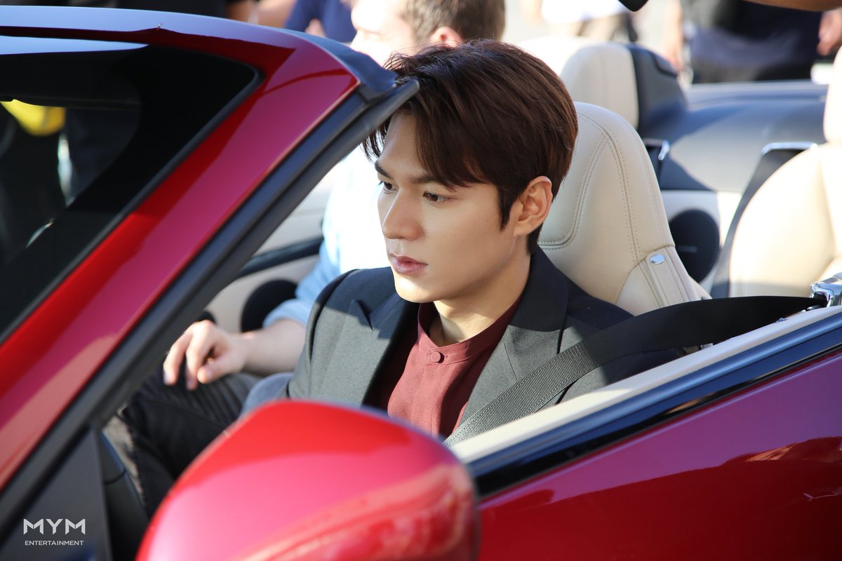 [#이민호]
⠀
광고 비하인드도 화보처럼!👀
아이컨택 하고 가세요!
⠀
#leeminho #イミンホ #李敏镐 #미노즈 #엠와이엠 #minoz #mym #mymentertainment