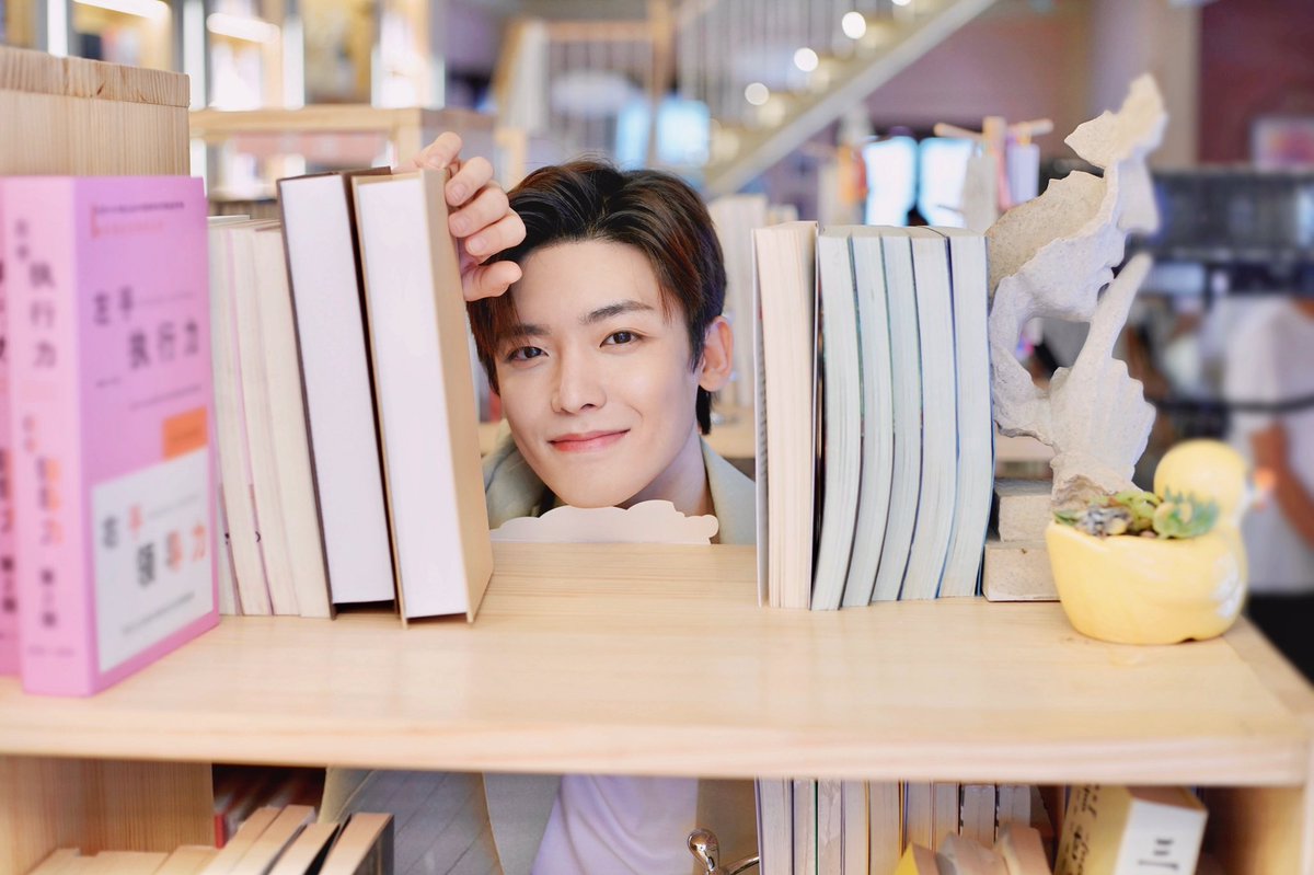 dramapotatoe's tweet image. #HouMinghao’s studio sends their Qixi Festival greetings with pics of the actor on the set of his currently filming drama #ReadingClass

More - m.weibo.cn/5763552342/454…

#neohou