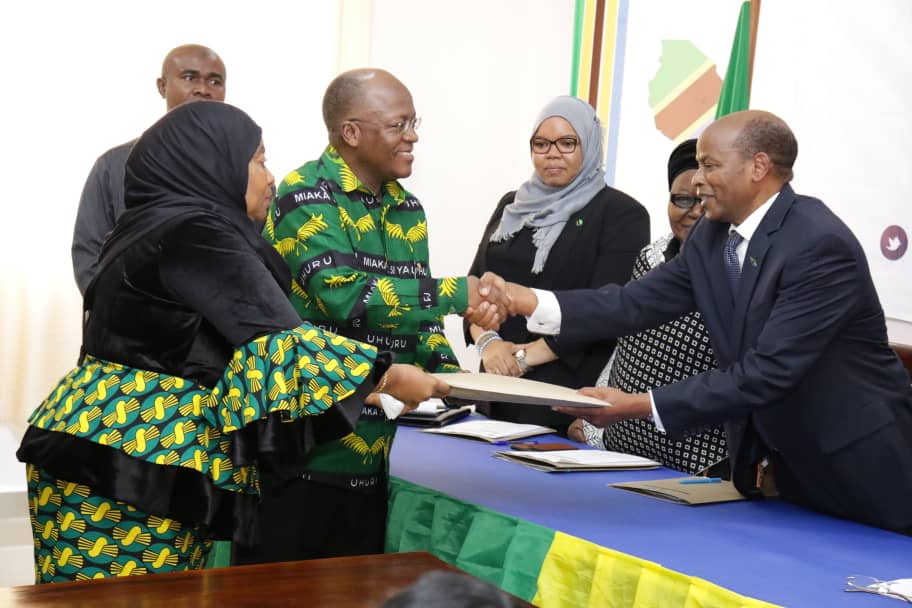 TumeUchaguziTZ's tweet photo. Tume ya Taifa ya Uchaguzi imewateuwa wagombea wa kiti cha Rais na Makamu wa Rais kwa tiketi ya CCM, Dkt. John Pombe Magufuli na Mama Samia Suluhu Hassan. Uteuzi huo umefanyika leo tarehe 25 Agosti 2020 kwenye Ofisi za Tume zilizopo Njedengwa, Jijini Dodoma. Hatua hii inatoa https://t.co/AB0kNXGDVW