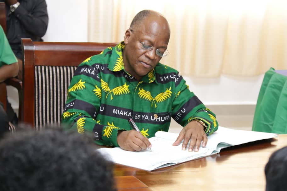 TumeUchaguziTZ's tweet photo. Tume ya Taifa ya Uchaguzi imewateuwa wagombea wa kiti cha Rais na Makamu wa Rais kwa tiketi ya CCM, Dkt. John Pombe Magufuli na Mama Samia Suluhu Hassan. Uteuzi huo umefanyika leo tarehe 25 Agosti 2020 kwenye Ofisi za Tume zilizopo Njedengwa, Jijini Dodoma. Hatua hii inatoa https://t.co/AB0kNXGDVW