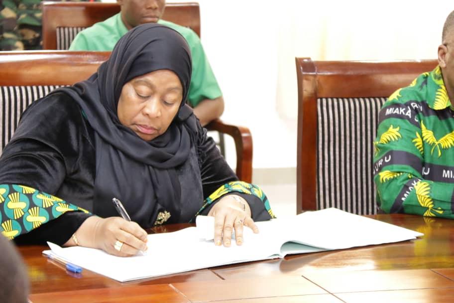 TumeUchaguziTZ's tweet photo. Tume ya Taifa ya Uchaguzi imewateuwa wagombea wa kiti cha Rais na Makamu wa Rais kwa tiketi ya CCM, Dkt. John Pombe Magufuli na Mama Samia Suluhu Hassan. Uteuzi huo umefanyika leo tarehe 25 Agosti 2020 kwenye Ofisi za Tume zilizopo Njedengwa, Jijini Dodoma. Hatua hii inatoa https://t.co/AB0kNXGDVW