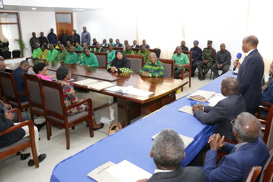 TumeUchaguziTZ's tweet photo. Tume ya Taifa ya Uchaguzi imewateuwa wagombea wa kiti cha Rais na Makamu wa Rais kwa tiketi ya CCM, Dkt. John Pombe Magufuli na Mama Samia Suluhu Hassan. Uteuzi huo umefanyika leo tarehe 25 Agosti 2020 kwenye Ofisi za Tume zilizopo Njedengwa, Jijini Dodoma. Hatua hii inatoa https://t.co/AB0kNXGDVW
