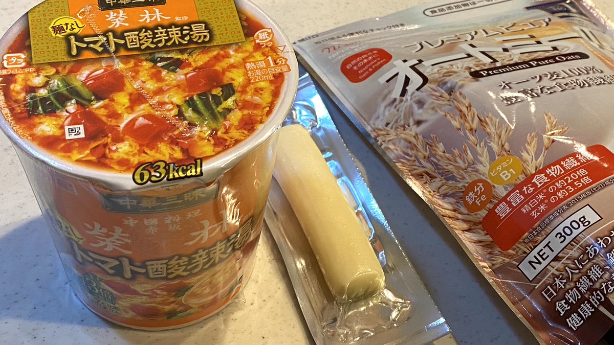 これぞう 40kg痩せたオートミール米化 レシピ本12万部突破 カップスープの麺なしトマト酸辣湯にオートミール 10gとネギとさけるチーズ割いて入れ混ぜフタして1分待てばチーズ伸びまくりのマジで美味しいチーズトマト酸辣湯飯になるから試してみてね