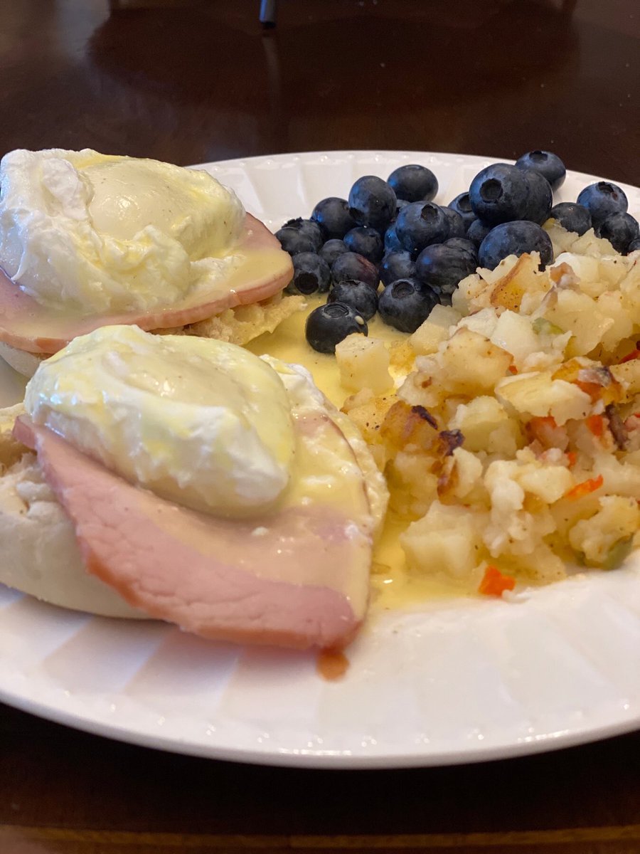 Love a little weeknight breakfast for dinner. Homemade bennies are an easy favorite! #homemadegourmet #brunch 📸: @kellyahunter