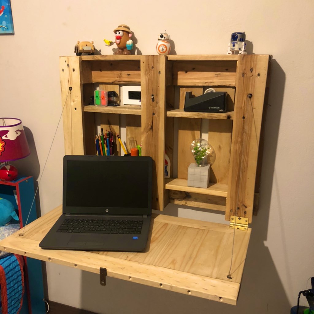 azamorag_17's tweet photo. Debido a la situación actual, mi papá está desempleado y para ayudarnos está haciendo este tipo de escritorios plegables. 
Son ideales para teletrabajo y clases virtuales, especialmente si no se cuenta con mucho espacio.
Les agradecería mucho si me ayudan a compatir😁 https://t.co/pLU2cf1Ctj