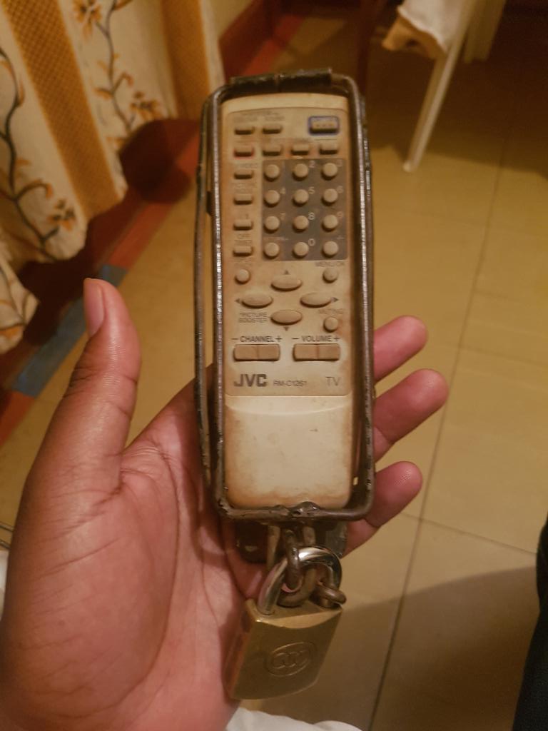 keshi_ltd's tweet photo. So I am in a hotel in Embu called Highway Court Hotel ,buana tv remote is chained kwa bed ndio mtu asihepe nayo🤣🤣🤣🤣🤣🤣 https://t.co/ElOXloAcYv