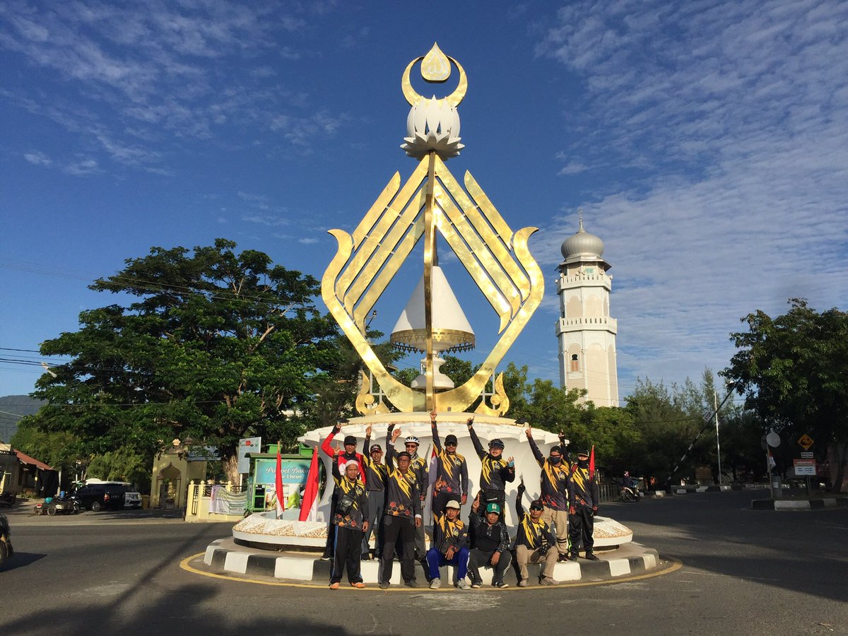 whelmi's tweet image. Gowes QubaClub at Tugu Tauhid Uleelheu Banda Aceh