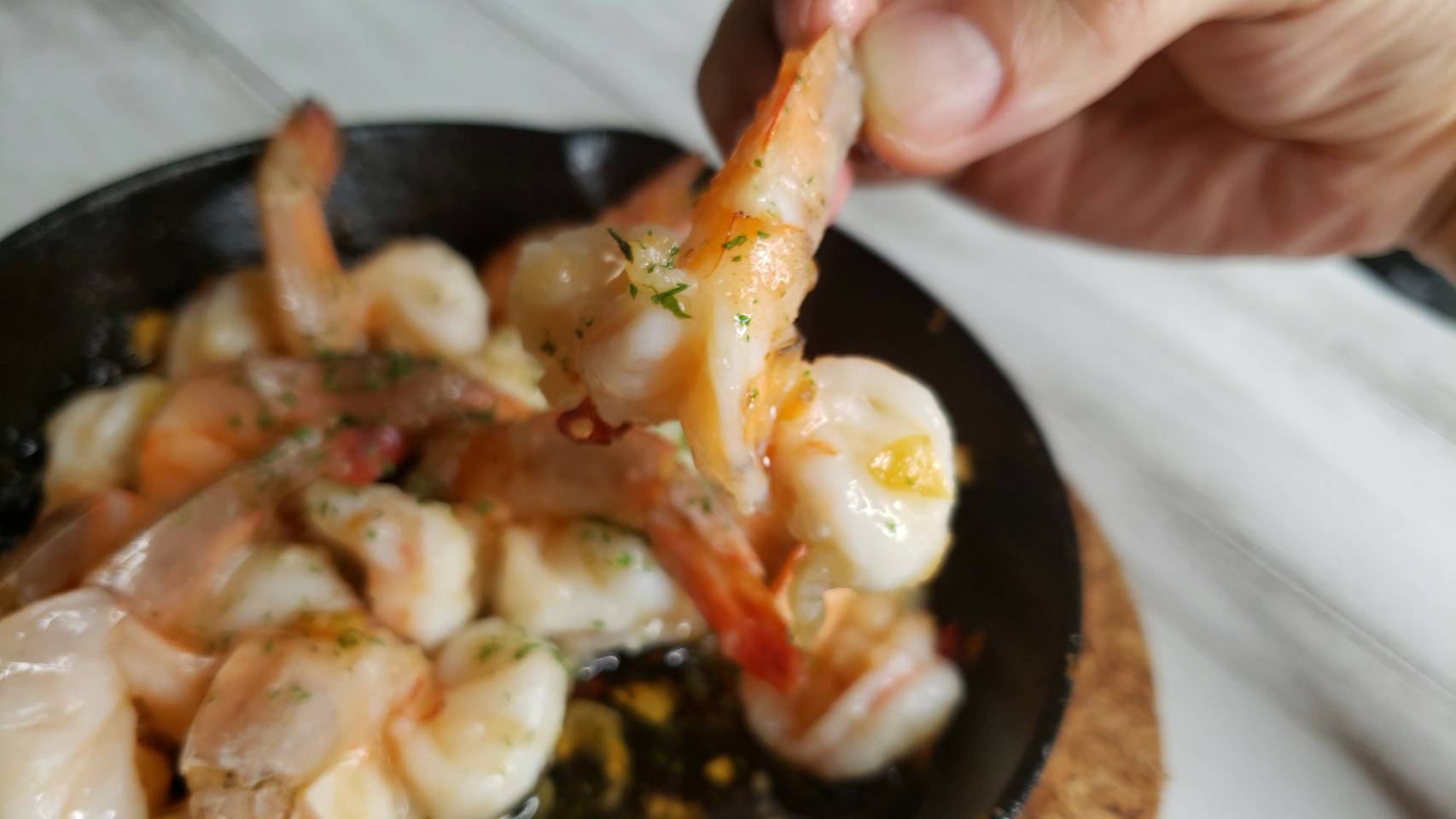 リュウジ 料理のおにいさんバズレシピ 普通のハワイ式でなくメキシコ式の最高に旨い 至高のガーリックシュリンプ 片栗粉で海老が極上の食感になります 海老160gは殻を剥き 縦に裂き背わたをとり 昆布茶小1弱 塩少々 片栗粉小1 酒大1をまぶして