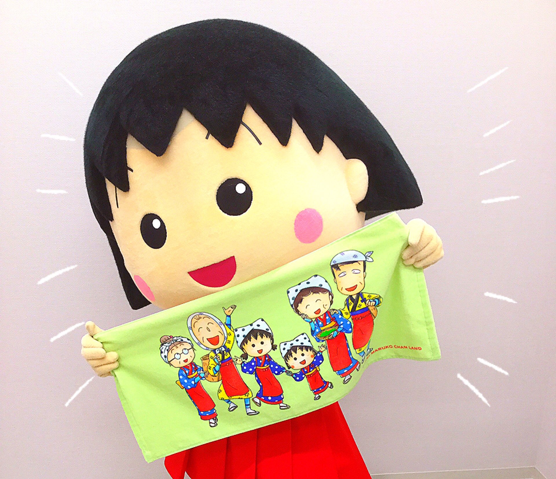ちびまる子ちゃんランド 公式 ちびまる子ちゃんランドの中には こーんな大きなさくら一家 の壁画が 茶娘姿のまるちゃん がとってもかわいいね このイラストを使った ちびまる子ちゃんランド限定グッズ お土産にも人気だよ T Co