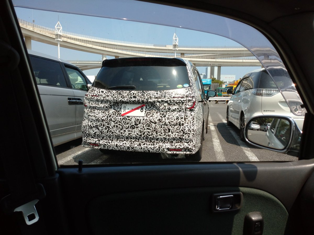Creative Trend ビッグマイナーチェンジ版 ホンダ新型オデッセイの開発車両がまたまた目撃に 今度はブラックカラー エリシオンを従えて最終調整か Creative Trend T Co 2uekyr5lpj Honda Newodyssey ホンダ 新型オデッセイ 開発車両