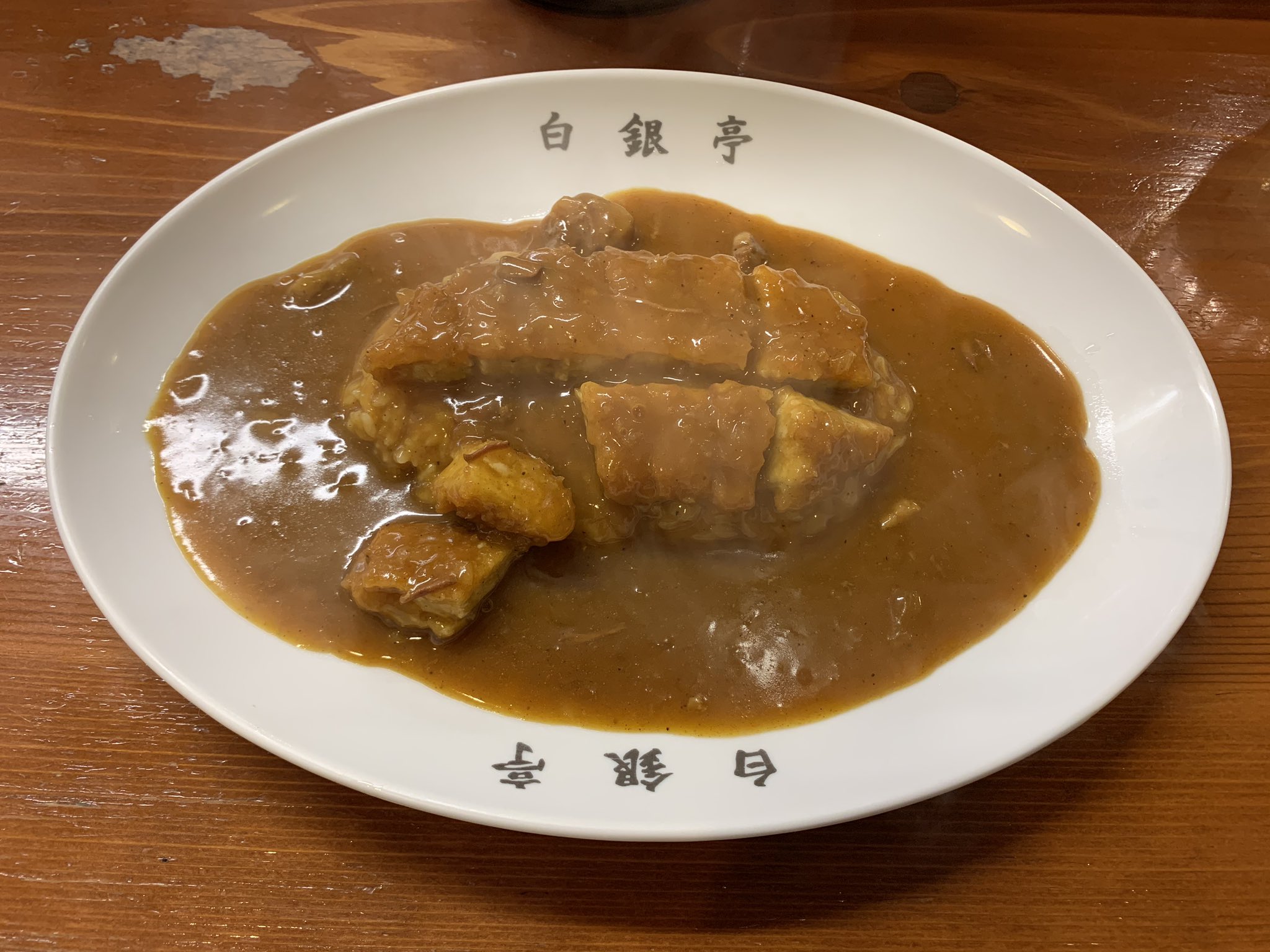 ট ইট র Akino Lee A K A カレーおじさん O 本町白銀亭でトンカツカレー 古き良き大阪甘辛カレーの名店 甘辛は甘辛でも甘味がしつこくなく辛さがスッキリしているのでこんな暑い日でもペロリといけちゃいます 卓上の玉ねぎピクルスがまた爽やか 東京