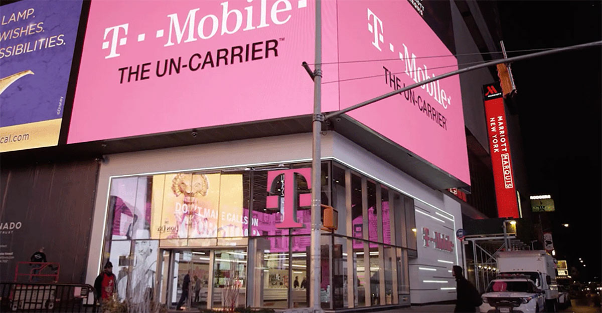 TmoNews's tweet photo. T-Mobile has most retail stores among US postpaid carriers https://t.co/IMCwgLgD7l https://t.co/S19b0qTiaD