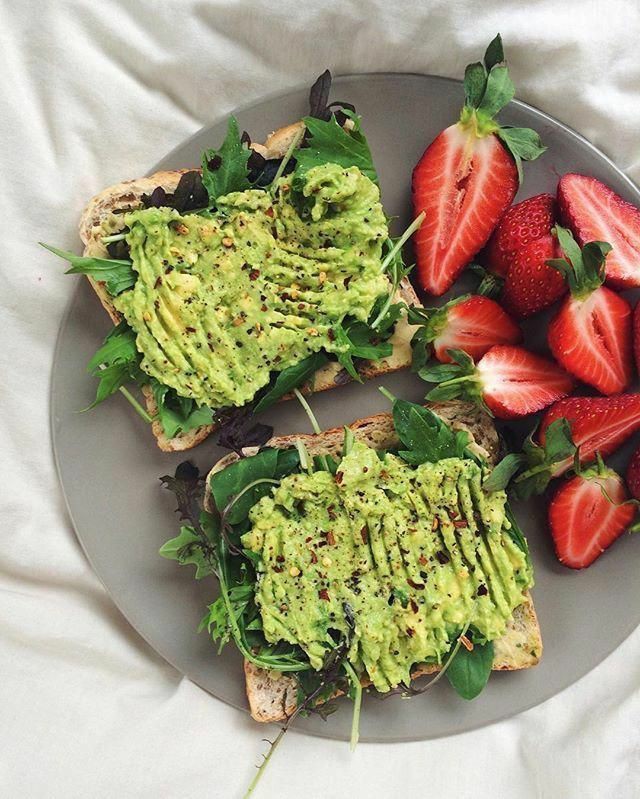 1 pm — lunch stopping school I make my lunch which was avocado toast (using baguette bread, not sliced toast)with arugula, I season it with some salt, avocado oil and pepper. I drink water all day. then I eat, watch a show and take a mental break before getting back to work