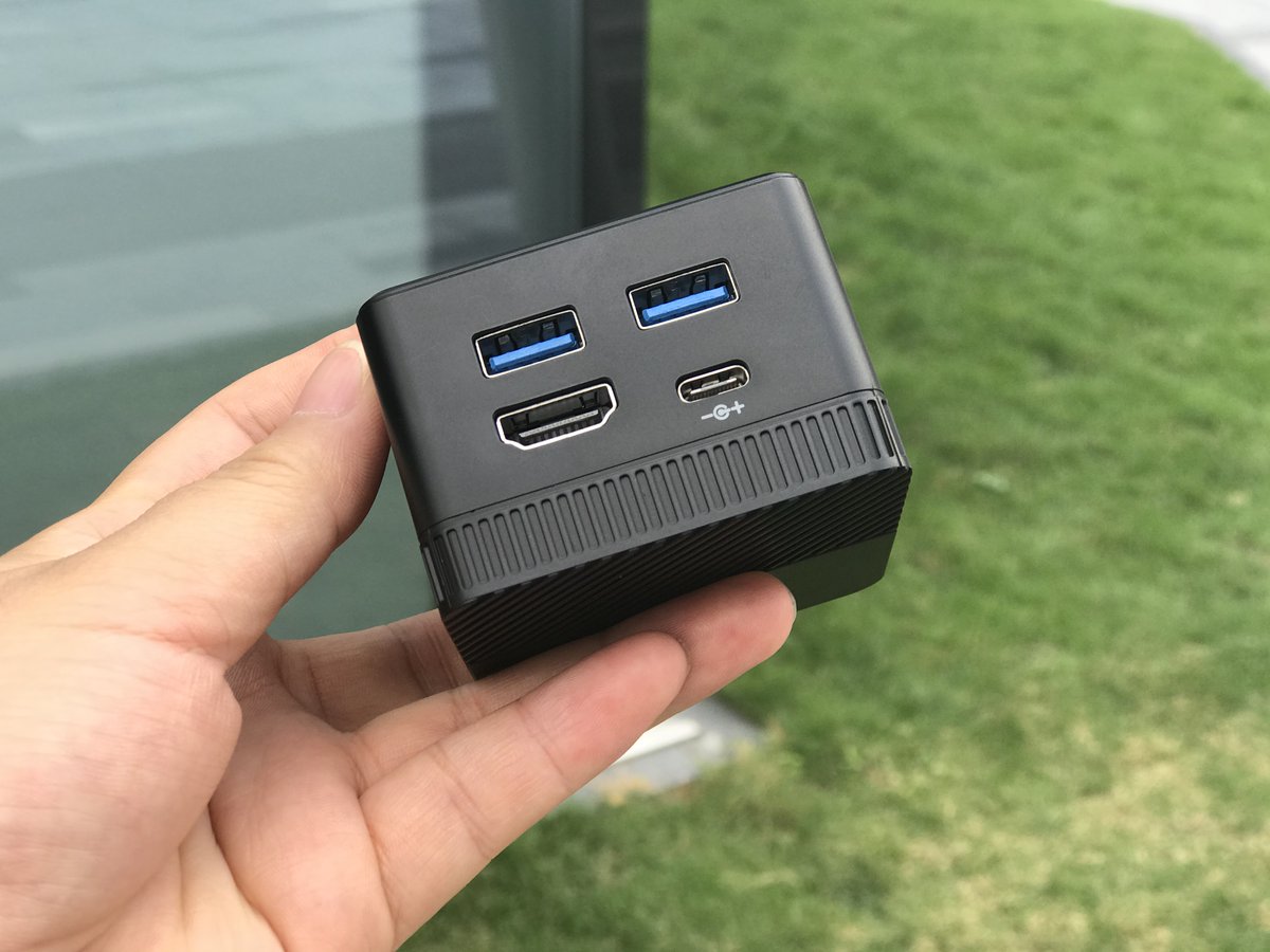 chuwidotcom's tweet image. Real pictures for #LarkBox, do you like them?🙃
The world&apos;s smallest 4k mini PC,  only 0.16L micro-volume, and 127g lightweight.
If you want know more about it, just check it out here:bit.ly/2EngGQi
#chuwiminipc #minipc
#larkbox #chuwilarkbox #chuwiubookx
