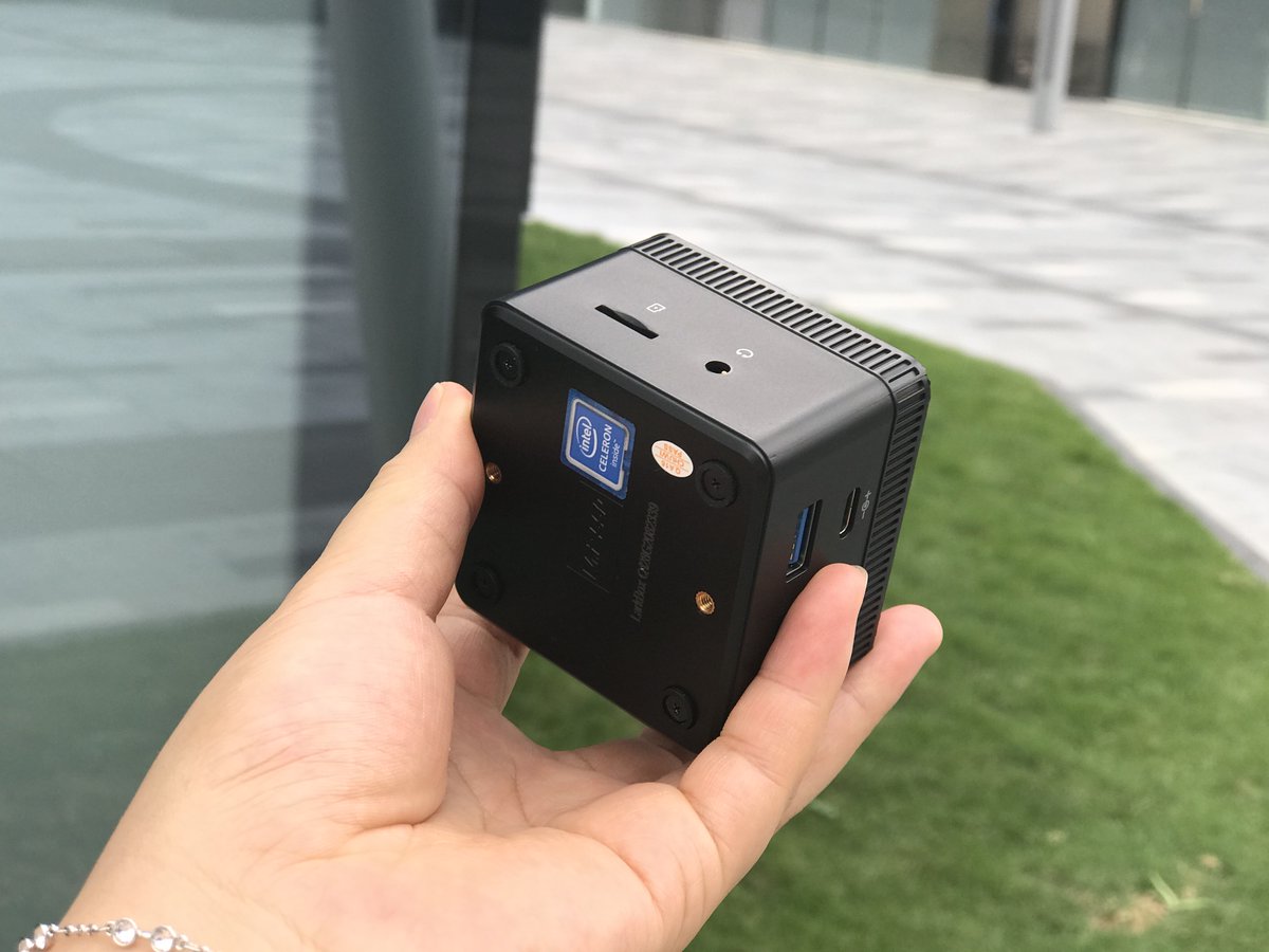 chuwidotcom's tweet image. Real pictures for #LarkBox, do you like them?🙃
The world&apos;s smallest 4k mini PC,  only 0.16L micro-volume, and 127g lightweight.
If you want know more about it, just check it out here:bit.ly/2EngGQi
#chuwiminipc #minipc
#larkbox #chuwilarkbox #chuwiubookx