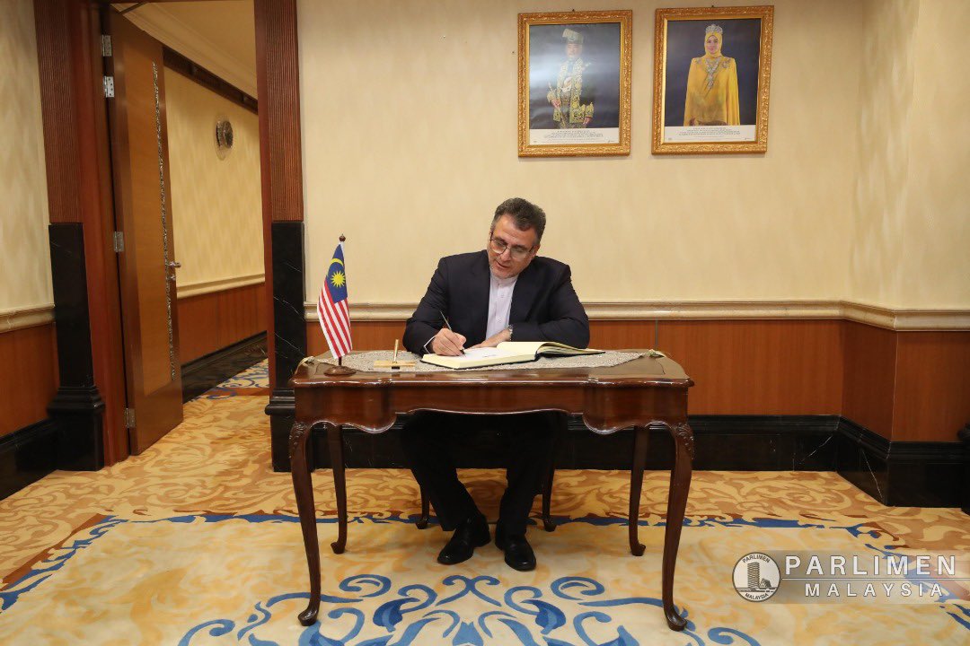 MYParlimen's tweet image. Kunjungan Hormat ke atas YB Datuk Azhar Azizan Harun, Yang di-Pertua Dewan Rakyat oleh HE Ali Asghar Mohammadi, Ambassador of the Islamic Republic of Iran to Malaysia di Pejabat Yang di-Pertua Dewan Rakyat. 

📷 Parlimen Malaysia | Adnan Khalip 

#ypdr
#dewanrakyat

25 Ogos 2020