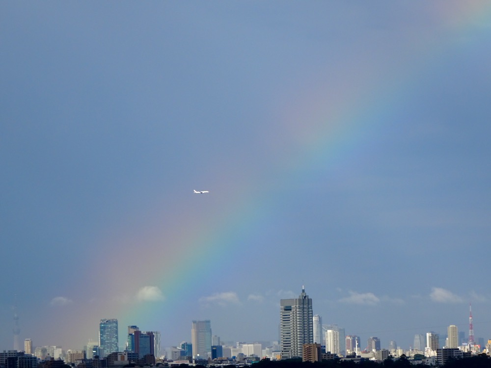 空と坂道 都心上空を通る新コースで 羽田空港 へ着陸に向かう 旅客機 と 渋谷あたりから立ち昇る虹の架け橋 ちゃらぽこtwitter散歩会 お題は 飛行機 東京タワー 渋谷スクランブルスクエア キャロットタワー 世田谷ビジネススクエアタワー