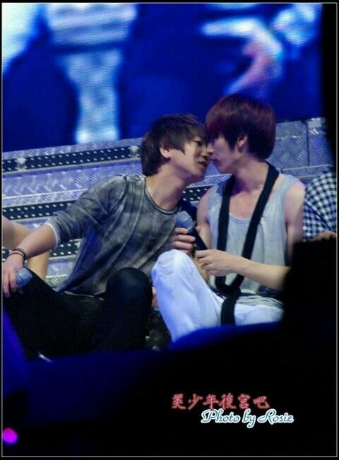 yesung also giving hykjae other some kissies  HYUKJAE YOU ARE LOVED BY YOUR HYUNG