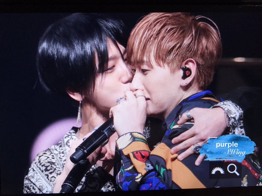more smooches for baby hyukkie  (yesung honestly loves him so much)