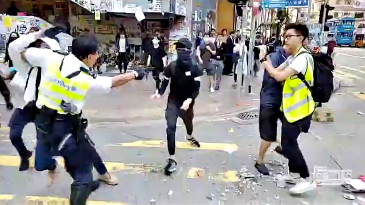 A #HongKongPolice officer shot weaponless youngster in the chest. 

Luckily the youngster survives and sues the police through private prosecution

What happened next? 

The head of department of justice intervened and asked the court to throw out the case. 

#JusticeForHongKong
