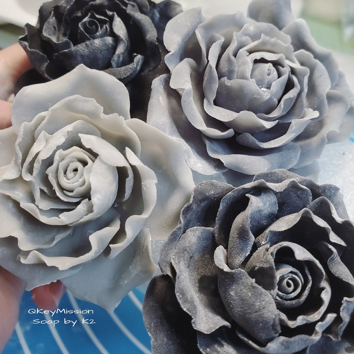 qkeymission's tweet photo. Not colorful, maybe more colorful.

#handmade gray #rose #artsoap
about 90g
Main material: #aminoacidsoap #氨基酸皂 
#alcoholfree #不含酒精
#transparentsoap #透明皂  #soap #手工皂 #手作り石鹸
#handmadeInHK
#琥珀皂 #ambersoap
#玫瑰 https://t.co/PNTf6r1oc6