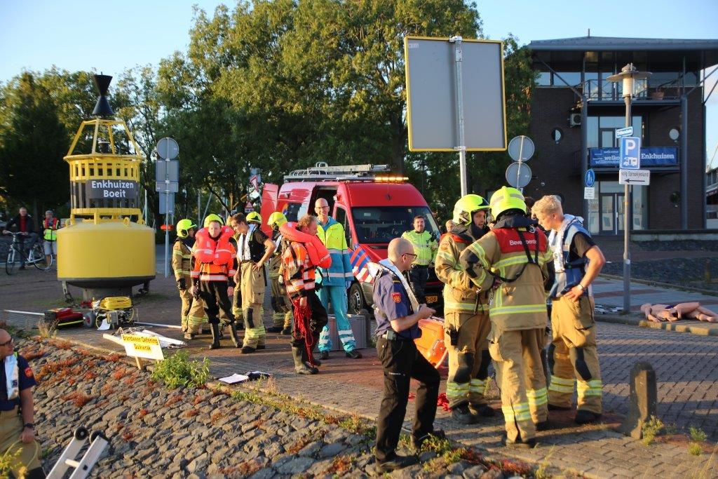Lees alles over: Brandweer Enkhuizen oefende op auto te water bij de Tritondam