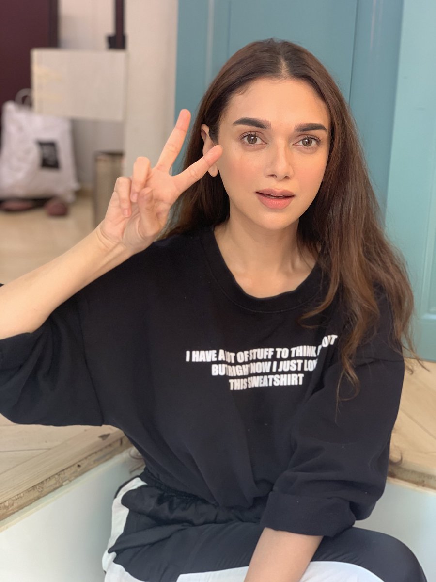 aditiraohydari's tweet image. Want to launch the V Trailer with us? Upload your pictures doing the ✌sign, share it here using #VTrailerOnPrime and get ready for a surprise here - vthemovie.in 

#VOnPrime Sept 5, on @PrimeVideoIN