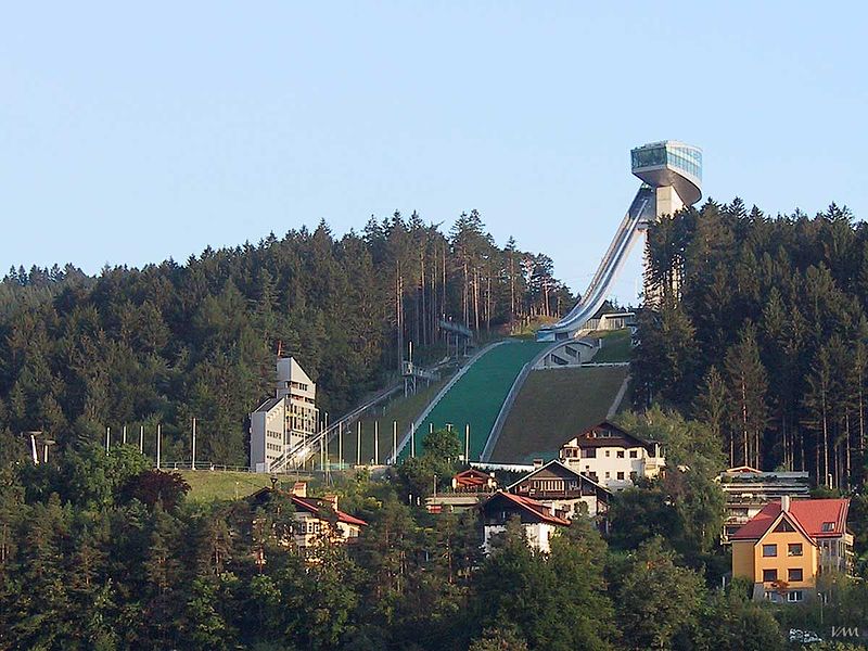 There’s a ski jumping hill in Innsbruck, the  #Bergiselschanze, designed by none other than Zaha Hadid. The record jump went as far as 138m!Coincidentally, this number corresponds exactly to the length of all ECPR conference papers printed out & put next to each other. (2/9)