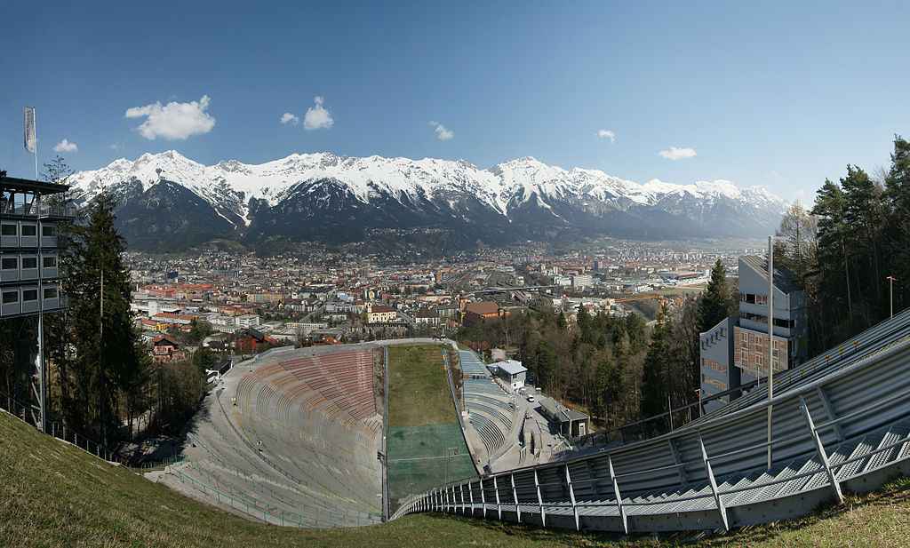 There’s a ski jumping hill in Innsbruck, the  #Bergiselschanze, designed by none other than Zaha Hadid. The record jump went as far as 138m!Coincidentally, this number corresponds exactly to the length of all ECPR conference papers printed out & put next to each other. (2/9)