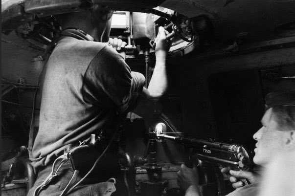 Tank crewman demonstrates the defensive use of an onboard Mp40 from a turret pistol port (MkIII/MkIV). It was originally designed as a personal weapon for AFV crews, hence the folding stock & lug near the muzzle (to secure on the exterior to prevent recoil into the cabin).28)