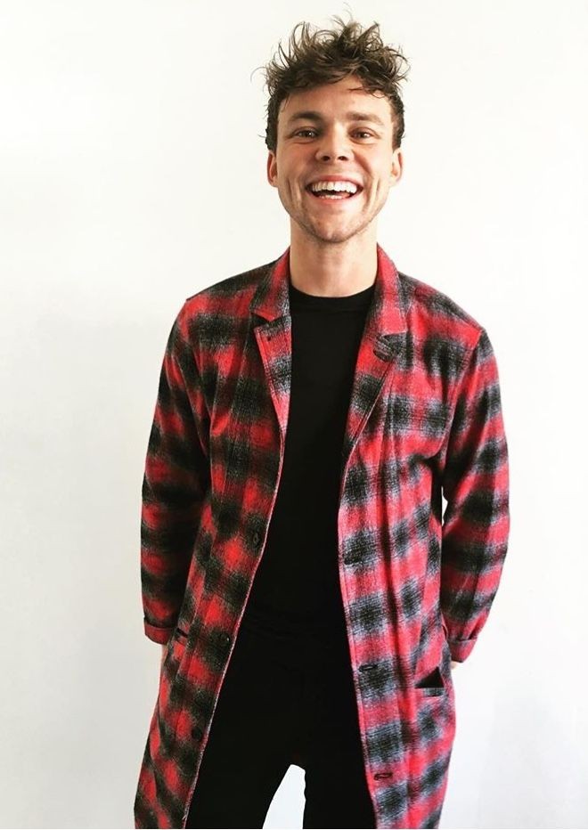 moonxlightjoon's tweet image. Still the same simile through the years
#5SOSRedTeam #5SOSPromoComp