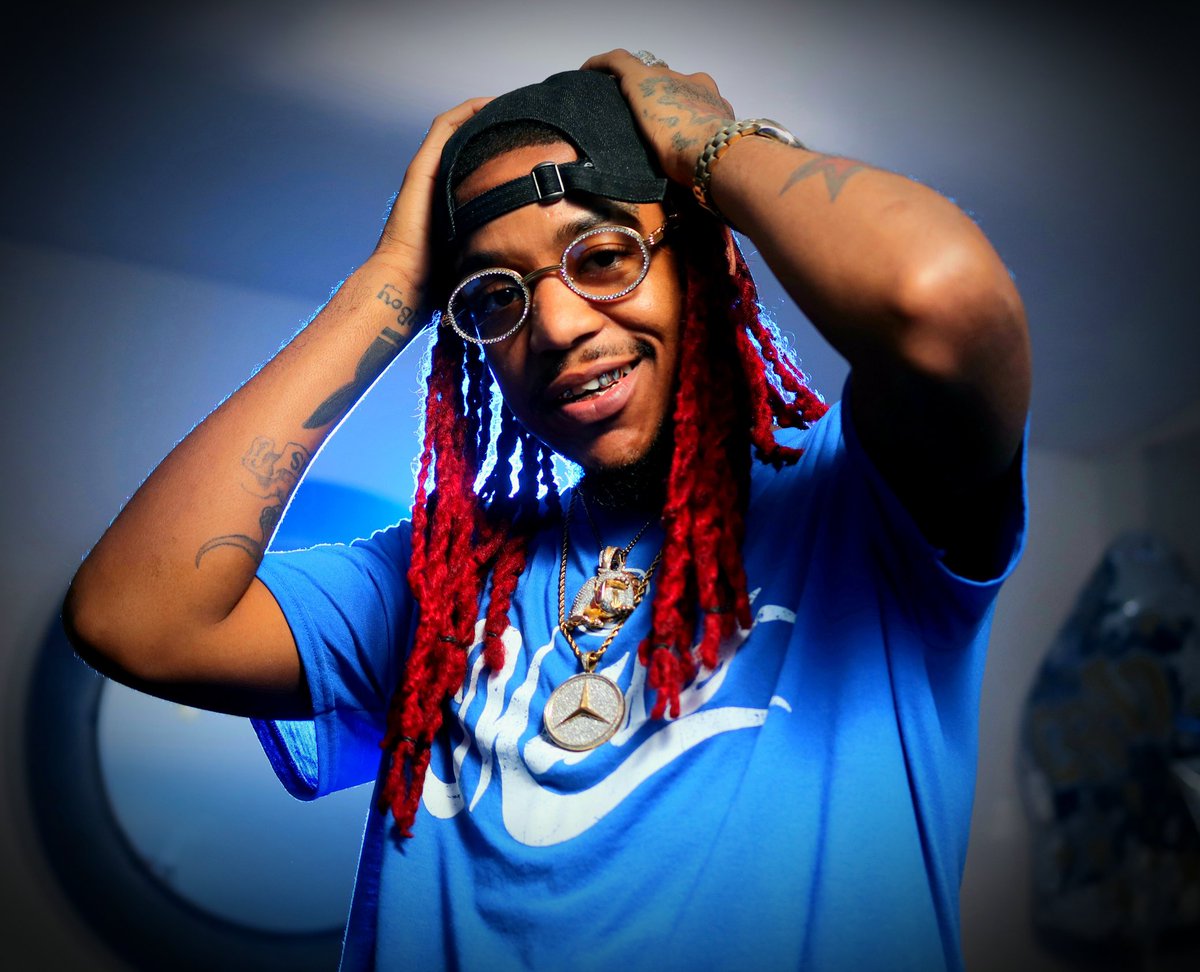 limbrickpics's tweet photo. No Caption needed for our client Mooqey 

Hit up his IG if you're in need of a graphic designer! @mooqeygocrazy

#photoshoot #houstonphotographer #canonphotography #bluelights #reddreads #GraphicDesigner https://t.co/G4wJ3U76ci