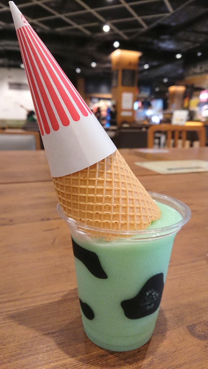 oekaki_takamasa's tweet photo. #幕張新都心イオン グランドモール #momom スムージー(ソフトクリーム付)
メロンとはちみつレモンの2種。
ソフトが刺さってるw濃厚で美味しい。
スムージーはメロンの風味に…酸っぱい!?
はちみつレモンと間違えた?でも色はメロンだし…
(チラシはお店にある)チラシの品頼めばハーフソフト貰える https://t.co/SmT6xhdiof