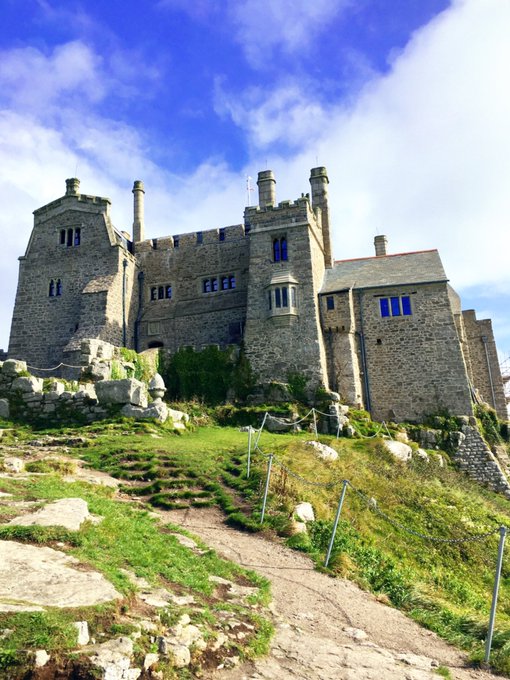 これはイギリスのセントマイケルズマウント!モンサンミッシェルのミニ版。海岸ずーーっと歩いて少しずつ見えて来たのはドキドキしたなぁ…。 