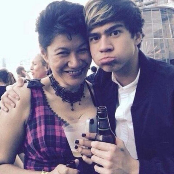 moonxlightjoon's tweet image. Appreciation tweet for the 5sos moms for raising such amazing men ❤️
#5SOSRedTeam #5SOSPromoComp