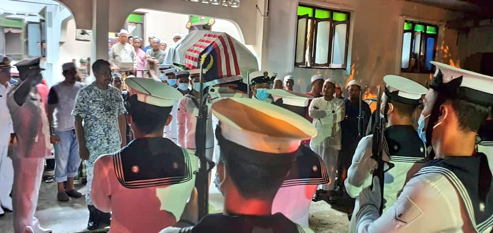 Wisma_Gebeng's tweet photo. Jenazah anggota TLDM, Allahyarhamah Laskar Kanan KOM Norasiah binti Muhammad Saberi selamat dikebumikan dengan penuh istiadat ketenteraan termasuk kawalan kehormatan dari @mawilla_1.
Salam takziah buat keluarga Allahyarhamah.
@mahadzir9870 
@m_khan1897 https://t.co/0ARqJs5d0c