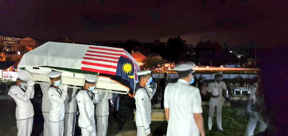 Wisma_Gebeng's tweet photo. Jenazah anggota TLDM, Allahyarhamah Laskar Kanan KOM Norasiah binti Muhammad Saberi selamat dikebumikan dengan penuh istiadat ketenteraan termasuk kawalan kehormatan dari @mawilla_1.
Salam takziah buat keluarga Allahyarhamah.
@mahadzir9870 
@m_khan1897 https://t.co/0ARqJs5d0c